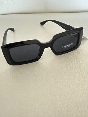 NWT STEVE MADDEN SONIQUE BLACK RECTANGULAR SUNGLASSES RETRO STYLE
